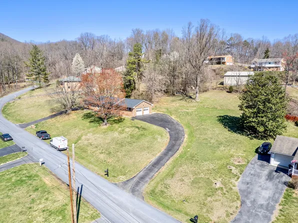 148 Beachview Ln, Troutville, VA 24175