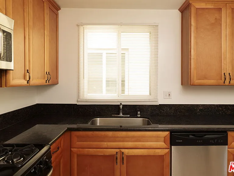 5514 1/2 Cahuenga Blvd — Photo 9
