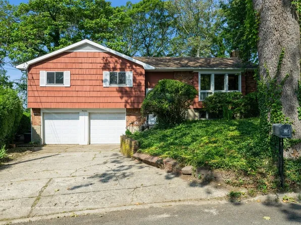 14 Sage Court, Huntington Station, NY 11746