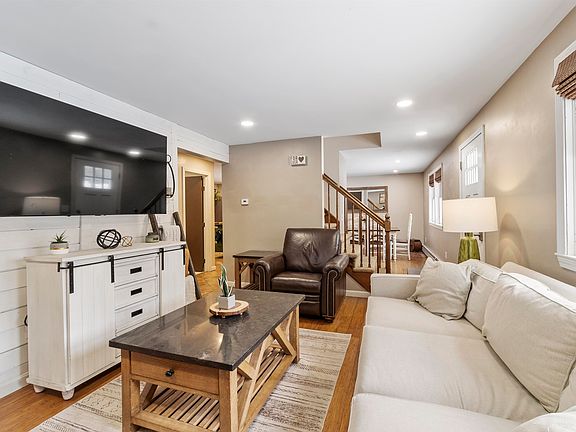 4th image of 16 Dogtown Road