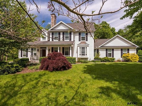 2nd image of 20 Oakmont Cir