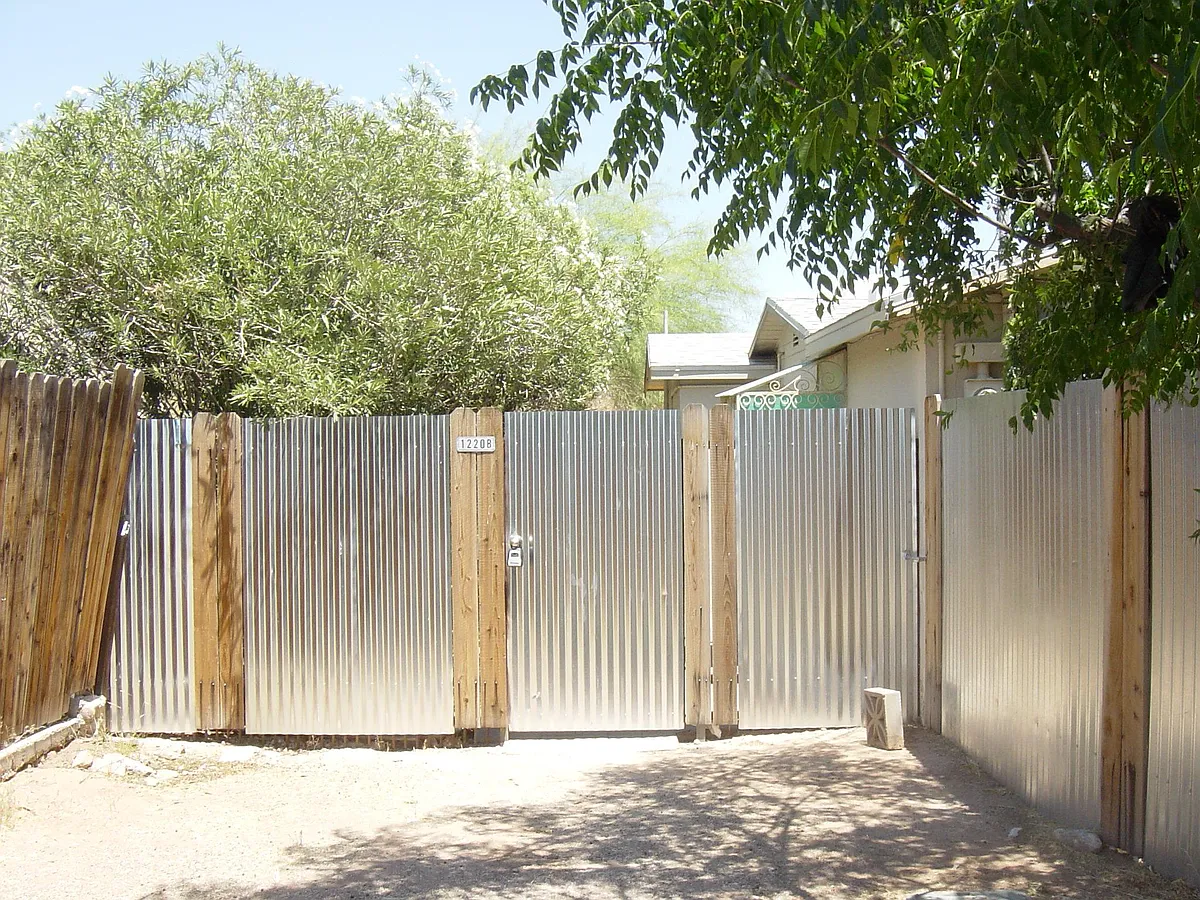 Building Photo - 1220 N Bryant Ave #B