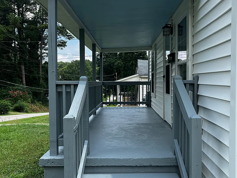 206 E College St — Photo 2