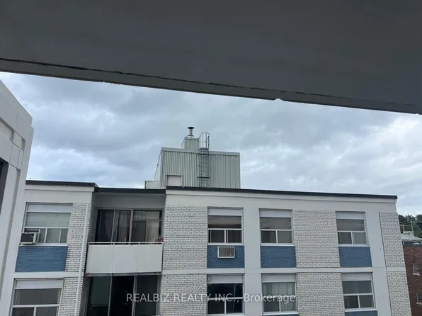 91 Montclair Ave #823, Toronto, ON M5P 1P5