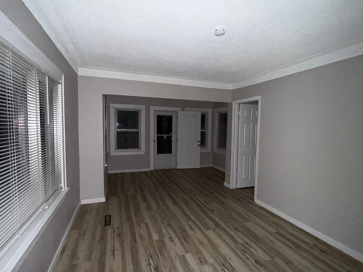 Spacious 3 Bedroom 1 Bath house in Crystal! — Photo 4