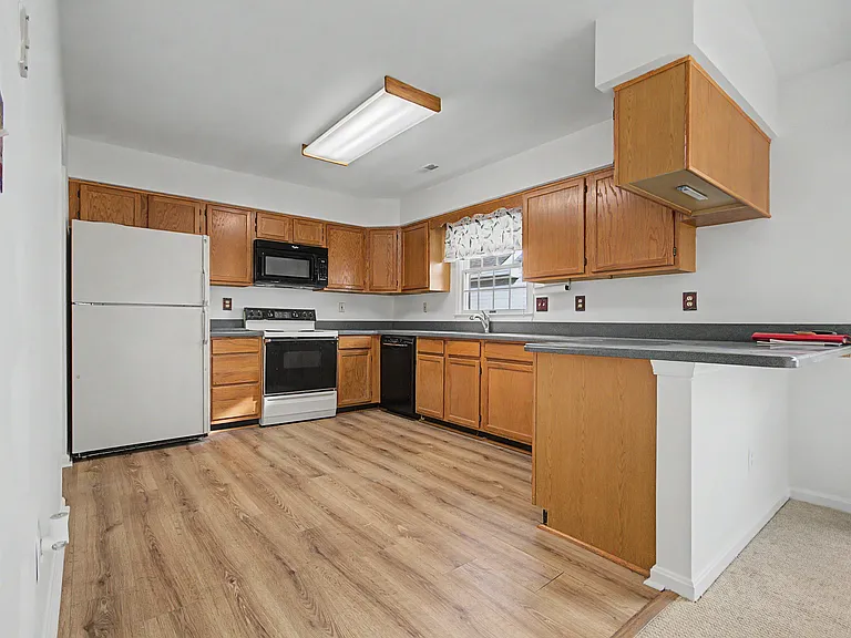 795 Eastern Point Rd — Photo 10