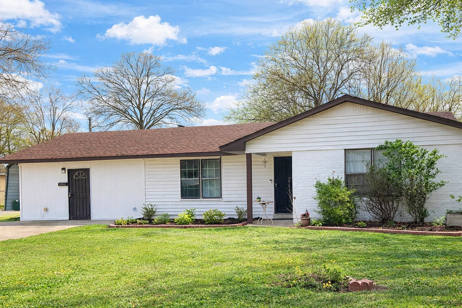 4 bed, 2.5 bath, 1987 sqft, $680 — Photo 1