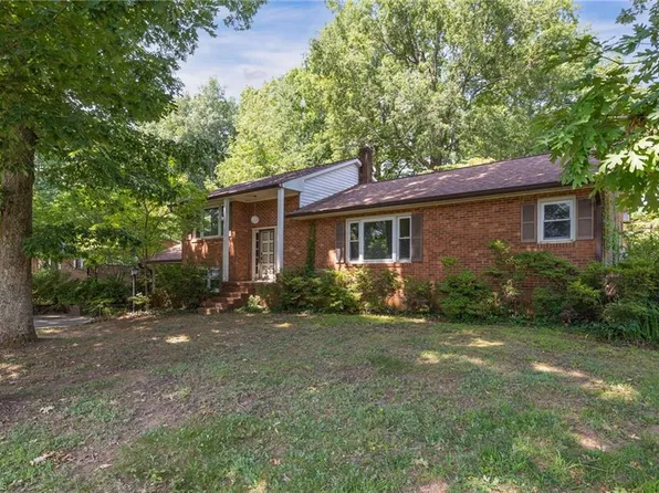 2940 Lakawanna Dr, Walkertown, NC 27051