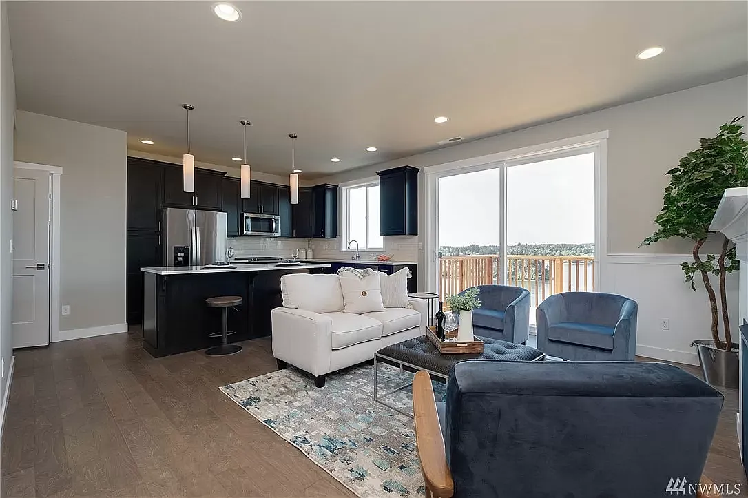 3 bed, 2057 sqft, $3,395 — Photo 4