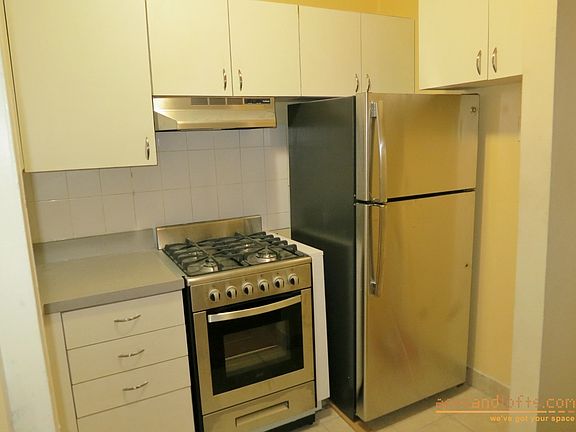 2nd image of 515 Throop Ave APT 2B