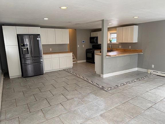 4th image of 493 Rivet St