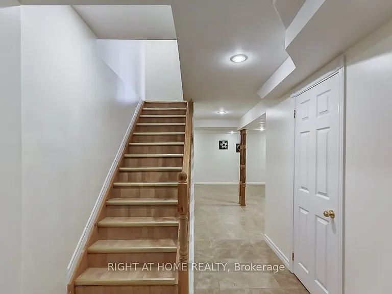 402 Lausanne Cres — Photo 27