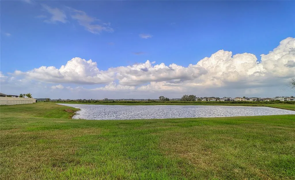 4 bed, 2.0 bath, 1939 sqft, $2,495 — Photo 3