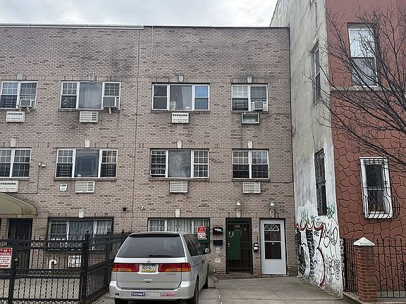2nd image of 556 Hart St