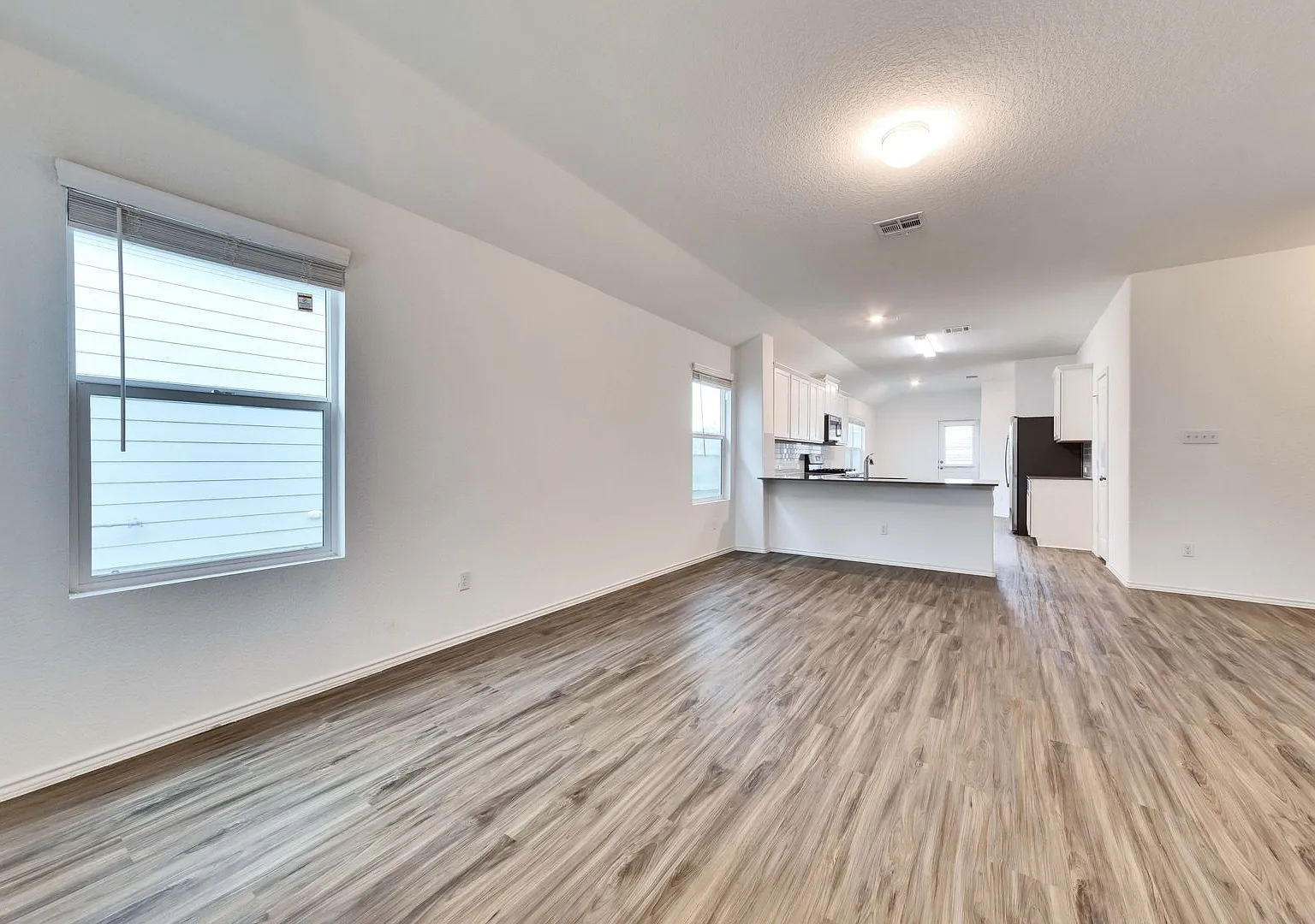 Beautiful Leander Home in Desired Area! — Photo 1