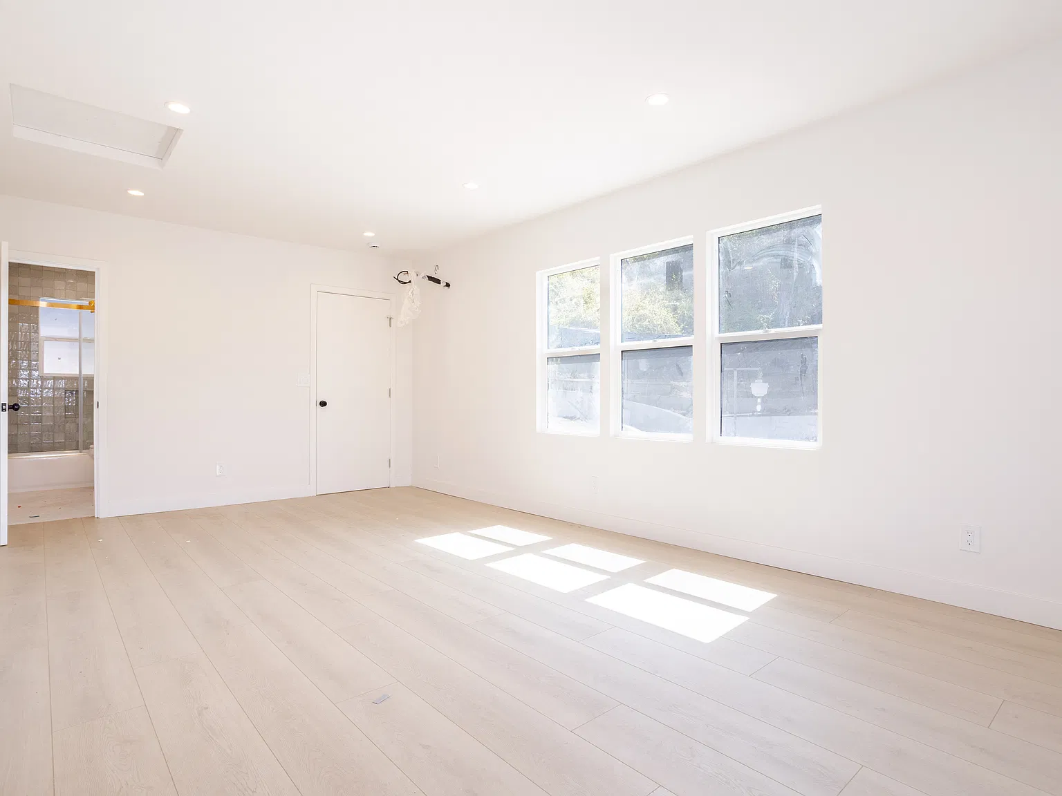 Studio, 500 sqft, $2,200 — Photo 3