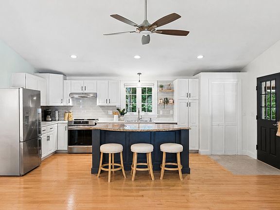 3rd image of 5 Davis Drive