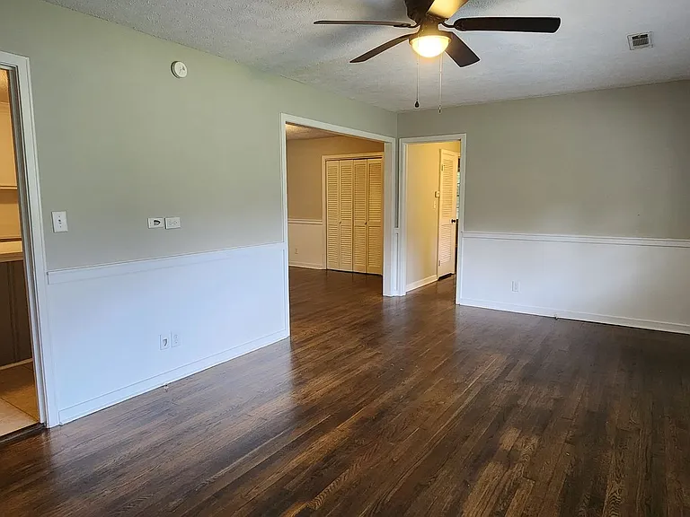 1120 Stratford Rd — Photo 3