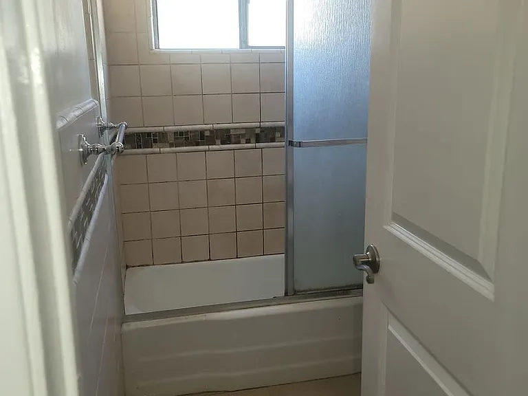 963 N Harvard Blvd — Photo 9