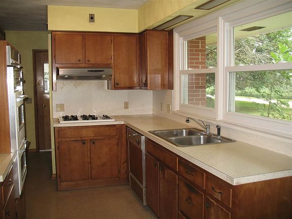 3rd image of 307 E Sherry Ln