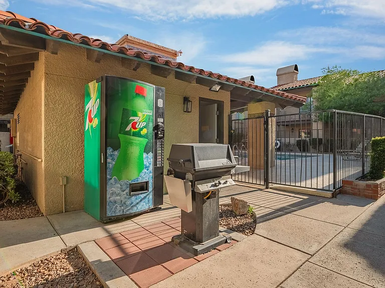 Two Bedroom Apartment Home with Beautfiul Courtyard views — Photo 38