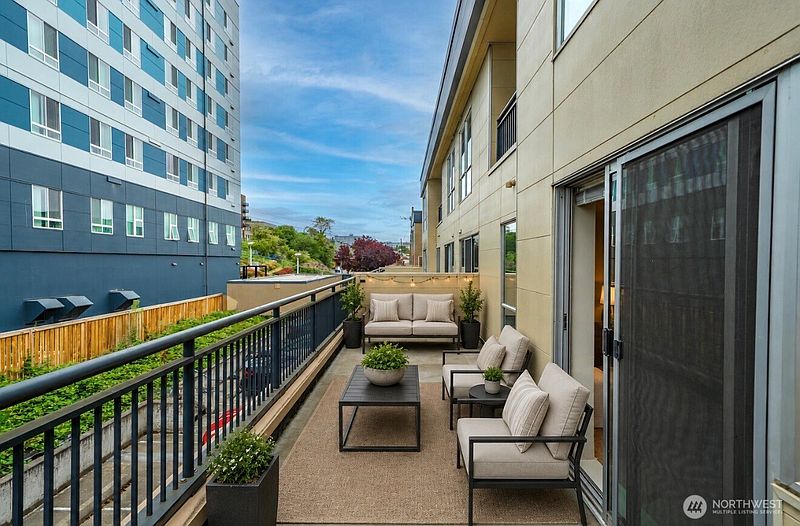 4th image of 321 10th Avenue S #610