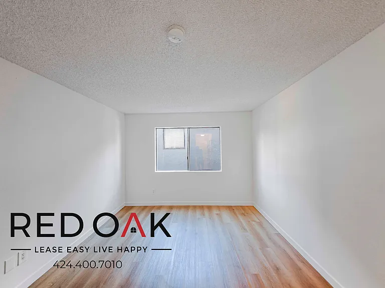 11817 Victory Blvd — Photo 8