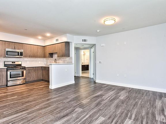 5th image of 11721 Runnymede St Unit 201