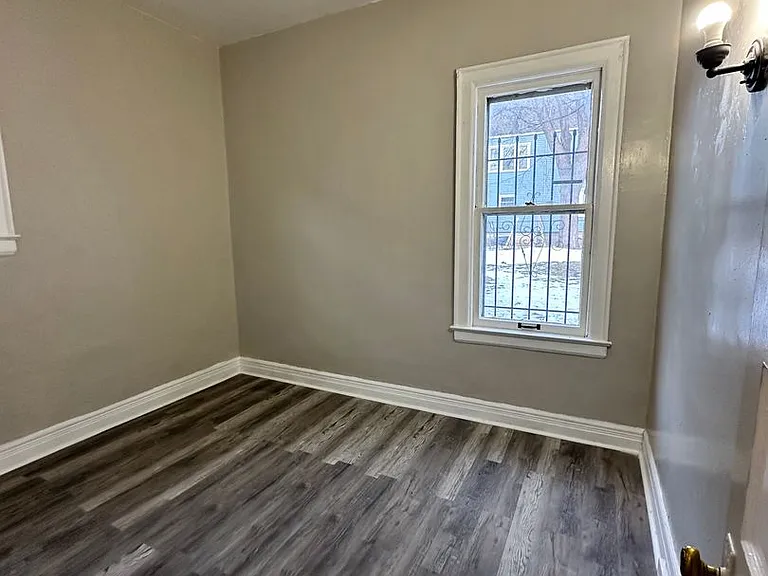 1942 S Park Ave — Photo 15