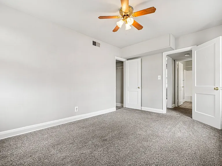 Oaklee Village Apartments — Photo 39