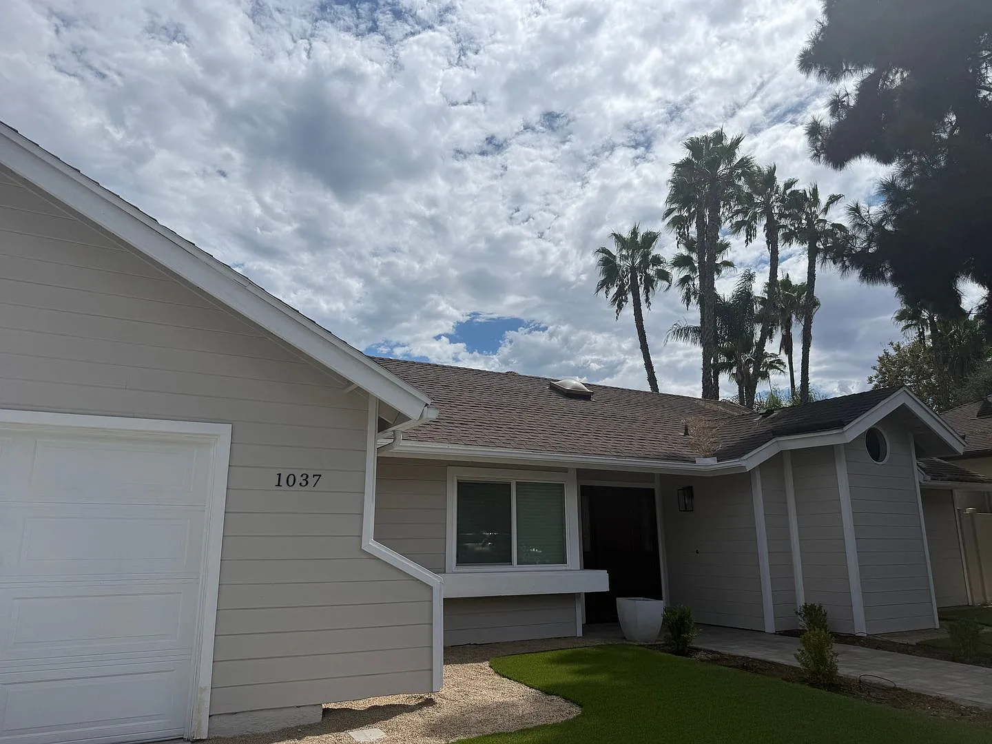 Gorgeous 3br/2ba Home W/Solar, Garage, Enclosed Yard In A Pristine Neighborhood — Photo 2