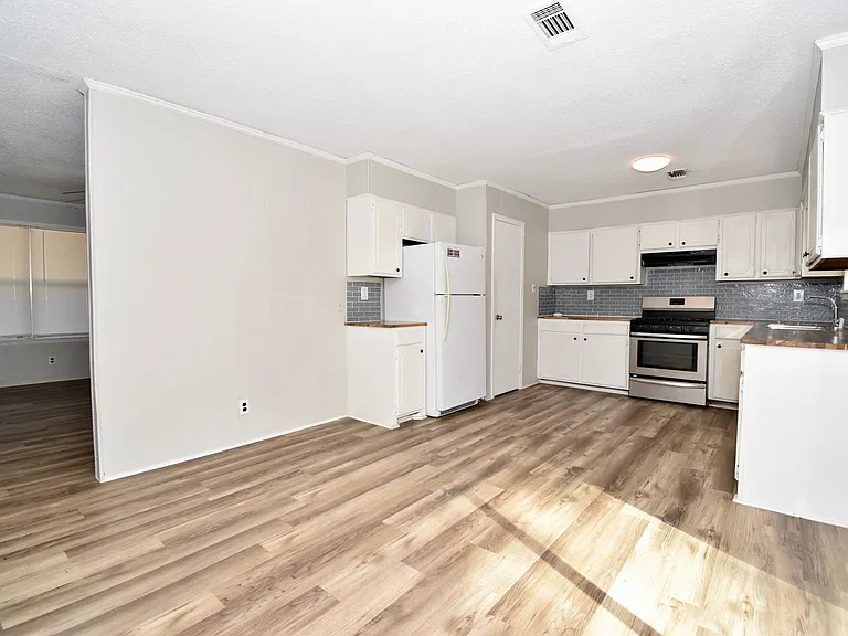808 Laura Ln — Photo 2