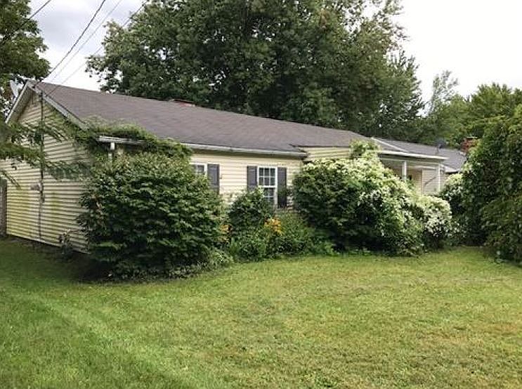 1st image of 1049 Oakwood Dr