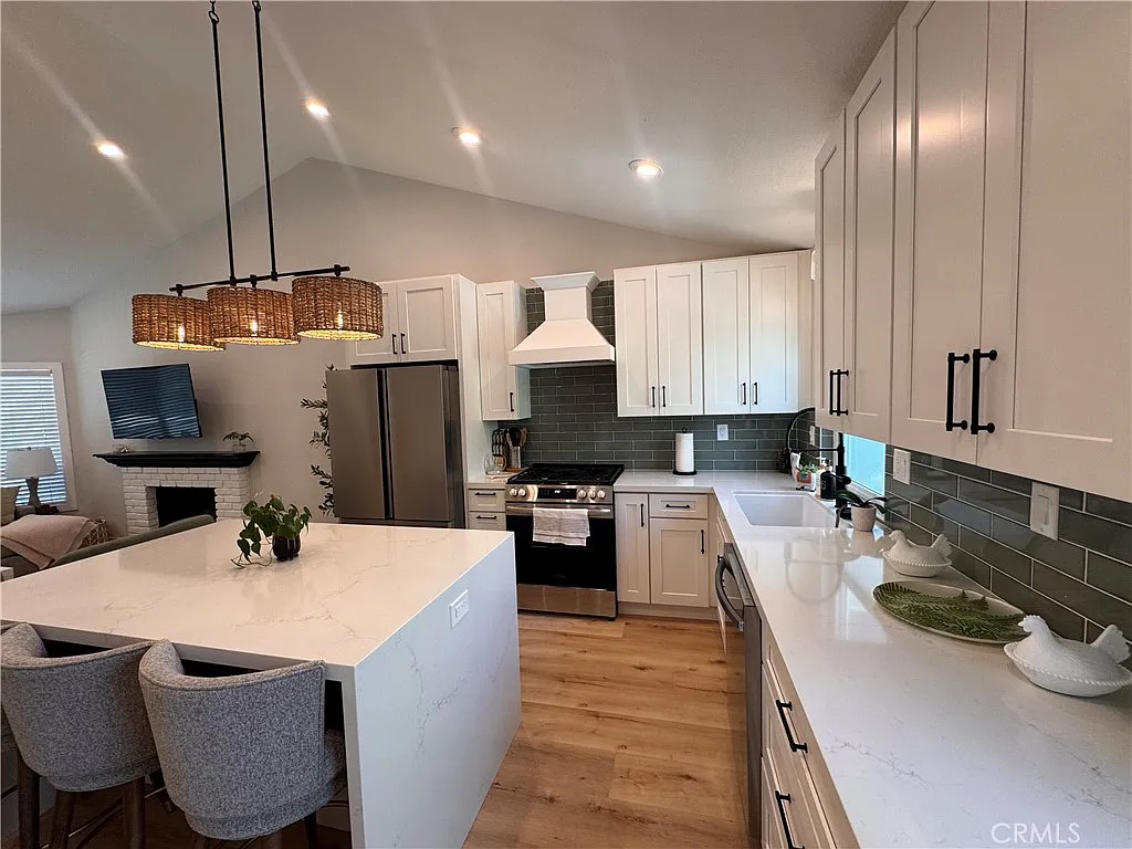 2 bed, 822 sqft, $5,500 — Photo 3