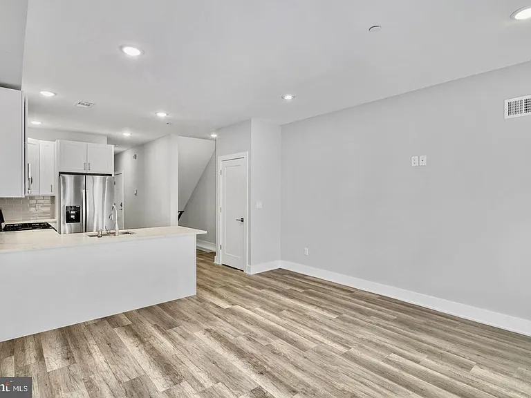 Brand New Luxury Apartments — Photo 13