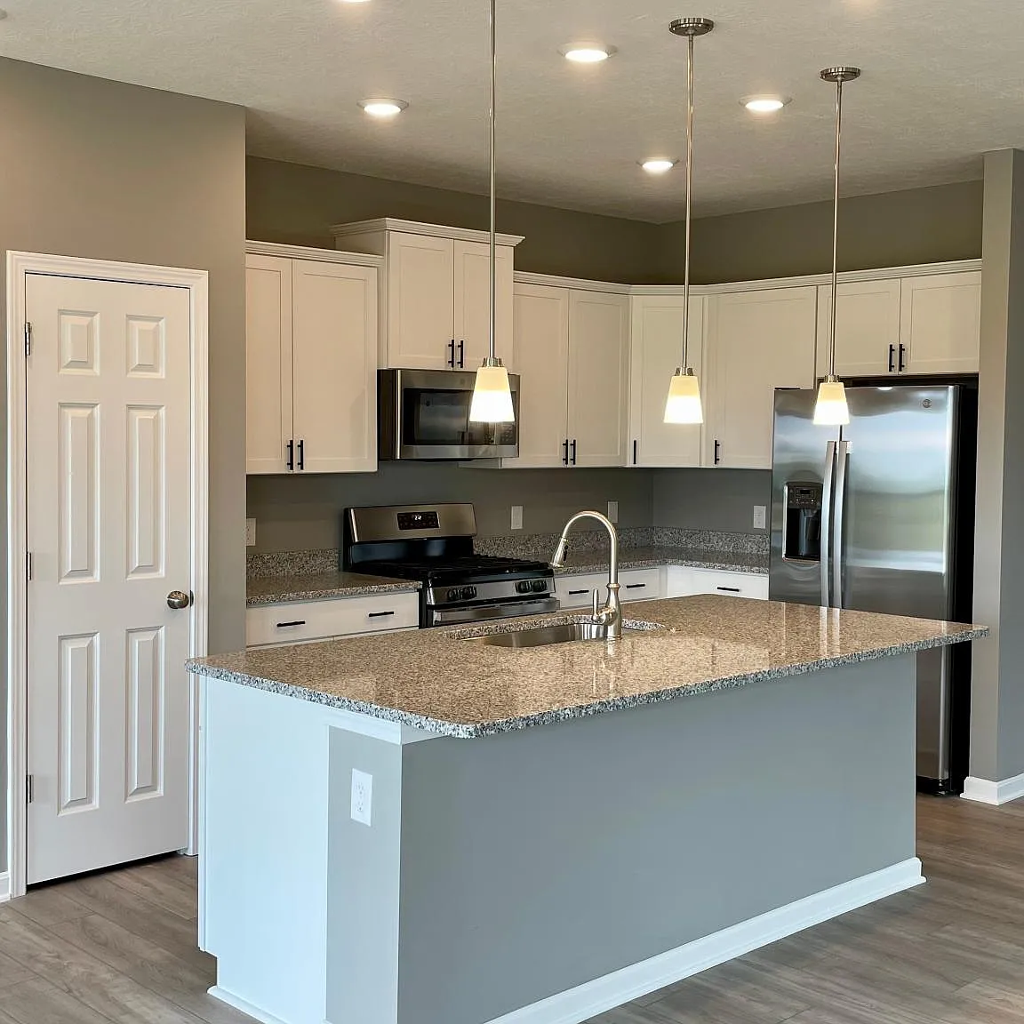 5011 S Castle Ct — Photo 3