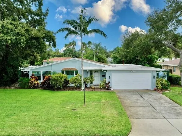 615 Pineland Ave, Belleair, FL 33756