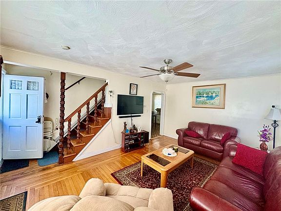 3rd image of 215 Roosevelt St