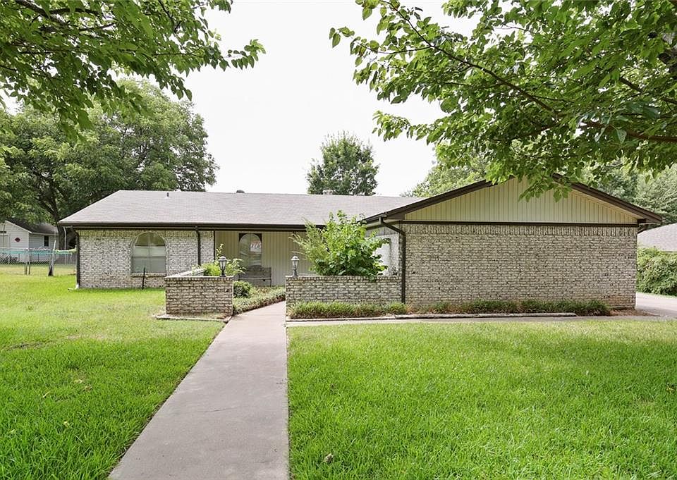 1st image of 1303 Hemphill Dr