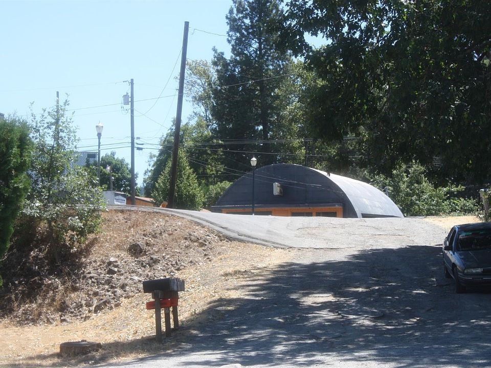 2nd image of 1401 Oakhill Ln