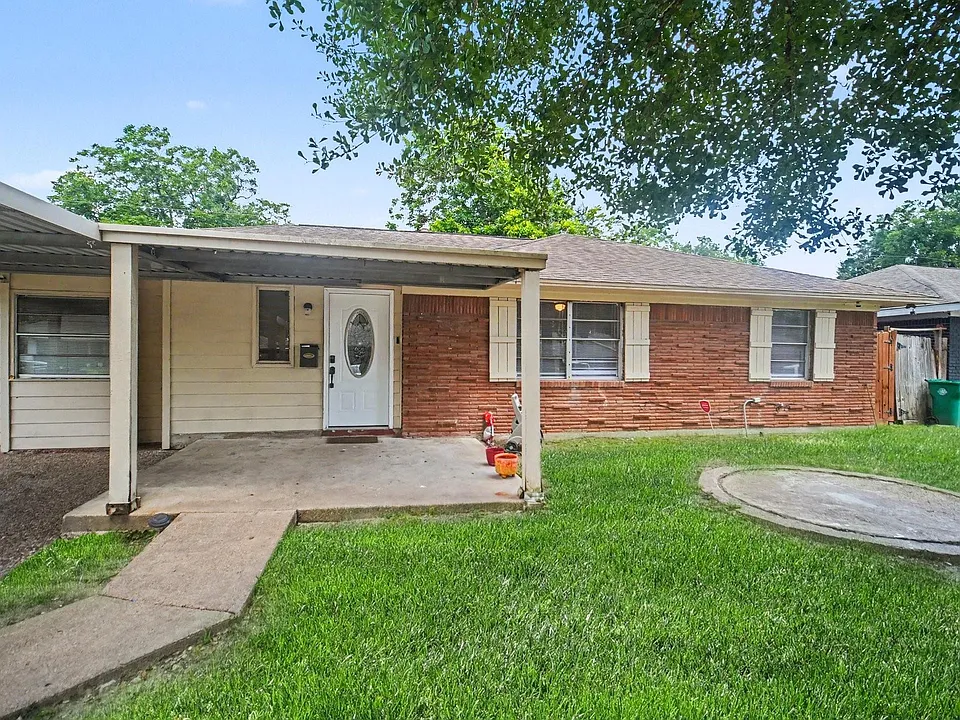 2121 Hickory Ln