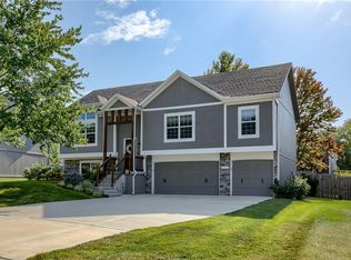 5320 Scenic Dr, Lees Summit, MO 64064