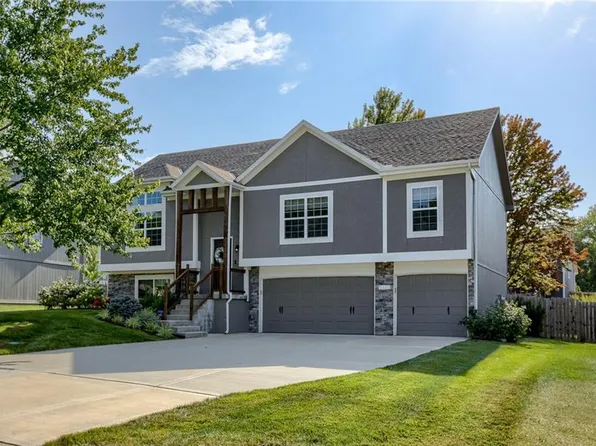 5320 Scenic Dr, Lees Summit, MO 64064