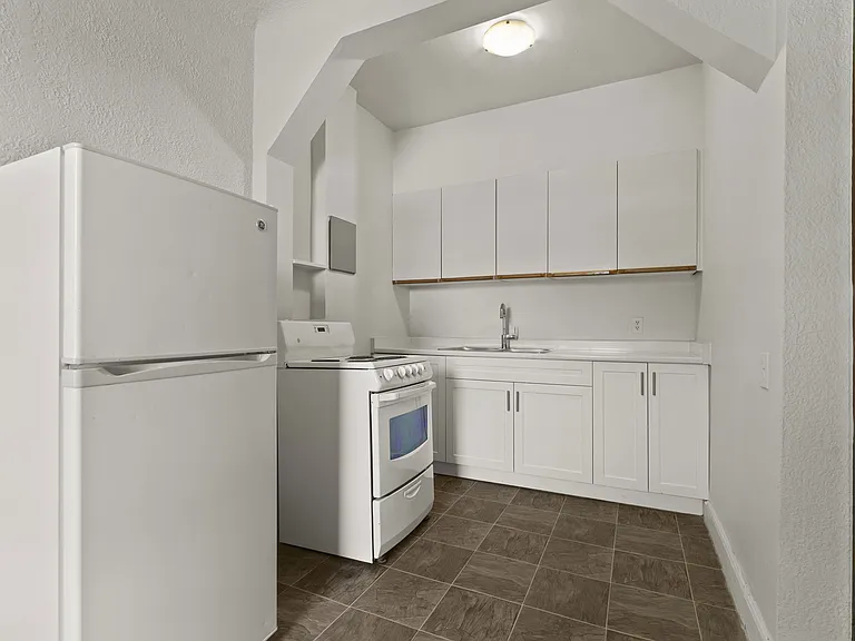 274 Giles Blvd W — Photo 12