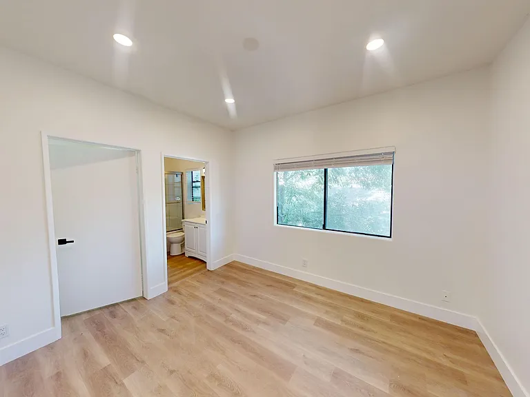 5804 Woodman — Photo 10