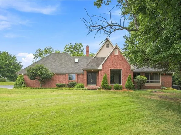 2530 Greenwood Dr, Ottawa, KS 66067