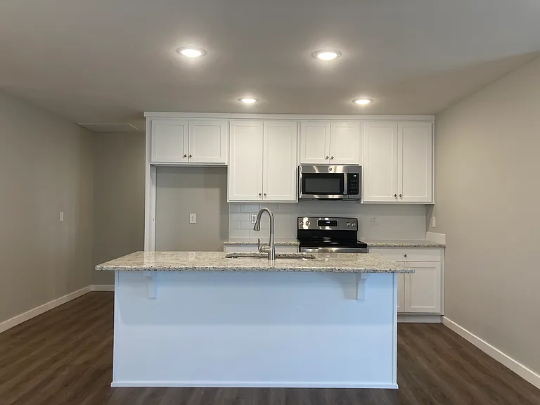 1411 W Jay St — Photo 5