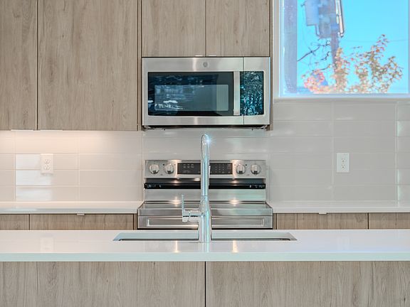 4th image of 4911 Belmont Ave #1