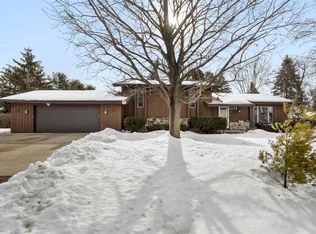 1275 Lakeshore Dr, Menasha, WI 54952