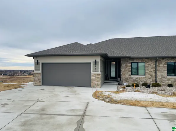 2559 Insignia Cir, Sioux City, IA 51106